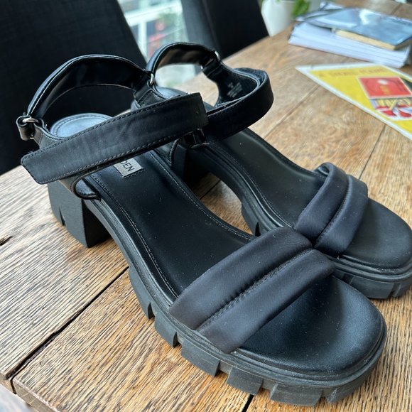 Steve Madden Louella Black Platform Sandal - Picture 2 of 9